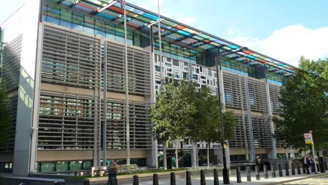 Premier UK zapowiada ograniczenie zawyżonych opłat parkingowych i oszustw motoryzacyjnych
