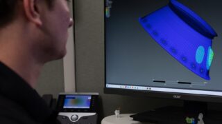 Inżynier NASA przy monitorze z modelem FEM rakiety — Kennedy Space Center